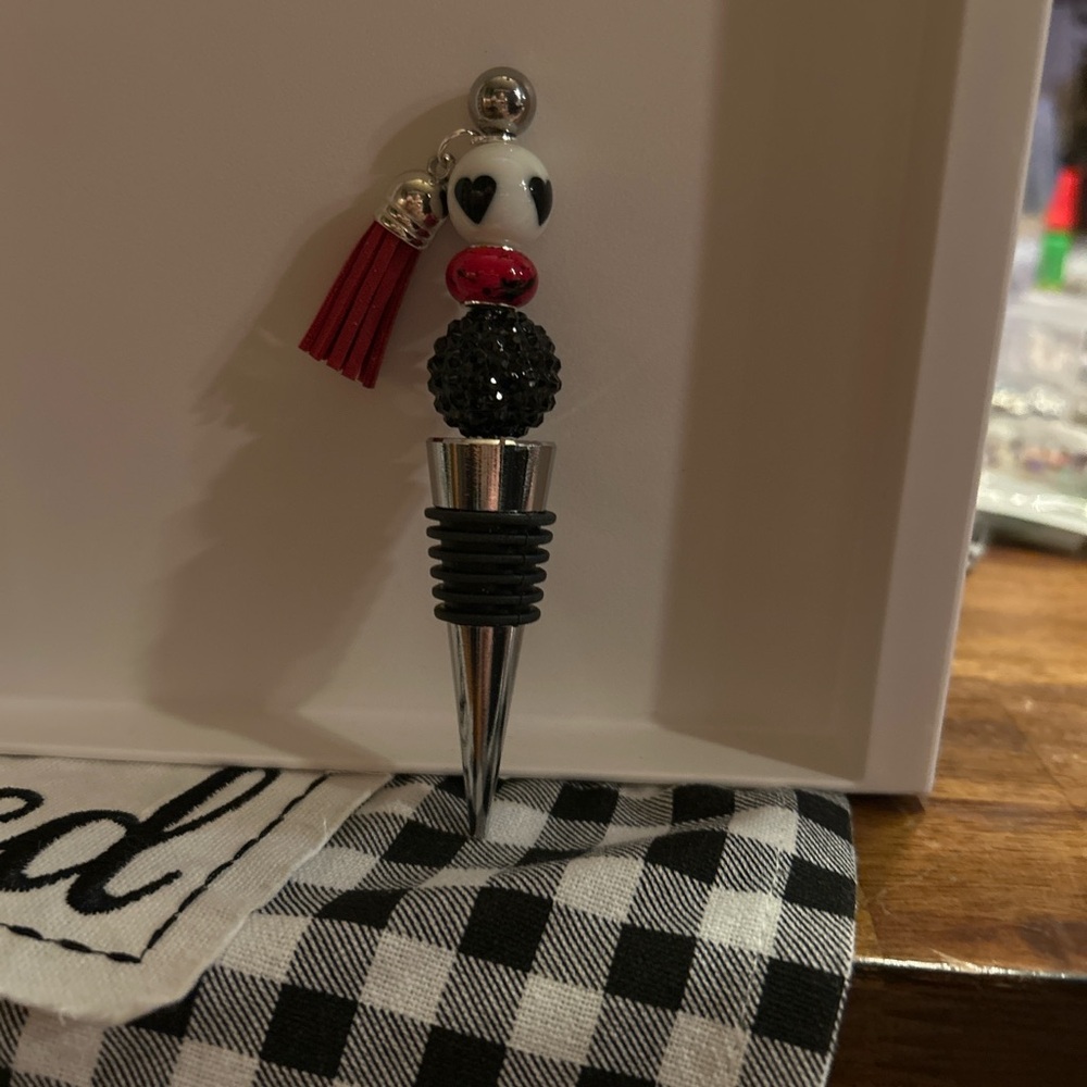 Chic Wine Bottle Stopper with Red Tassel